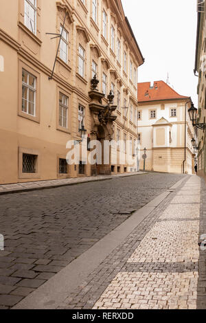 Schmale Seitenstraße mit Kopfsteinpflaster in Prag Stockfoto