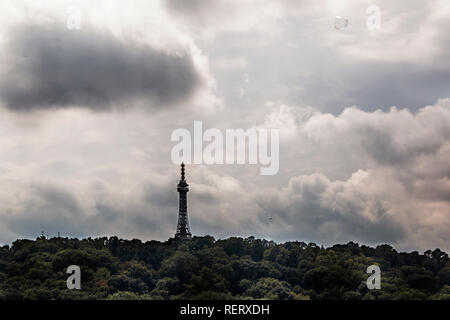 Blick über die Baumkronen auf der Suche nach Petrin-turm in Prag Stockfoto