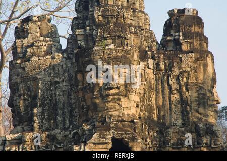 Riesige Flächen in Stein gemeißelt über den Eingang Süd von Angkor Thom, Weltkulturerbe der UNESCO, Siem Reap, Kambodscha Stockfoto