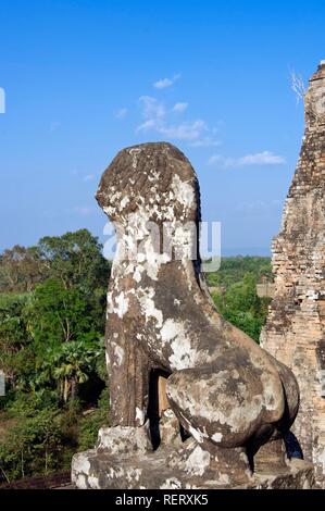 Lion statue guarding Pre Rup Tempel, Angkor Thom, UNESCO-Weltkulturerbe, Siem Reap, Kambodscha, Südostasien Stockfoto