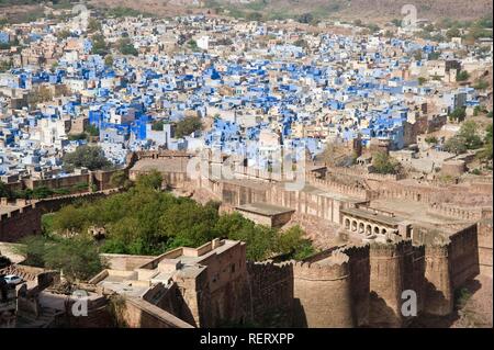Jodhpur, Häuser blau lackiert, Mehrangarh Fort in der Front, Rajasthan, Indien, Südasien Stockfoto