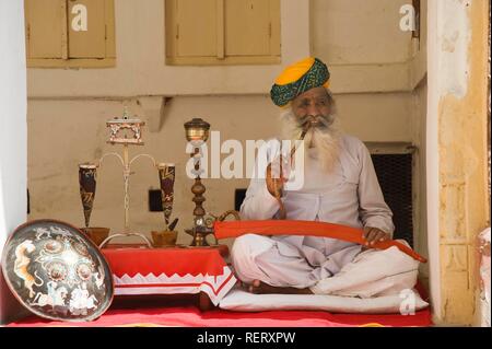 Indische Mann rauchen die Wasserpfeifen, Mehrangarh Fort, Jodhpur, Rajasthan, Indien, Südasien Stockfoto