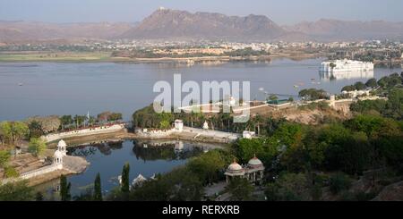 Blick über Lake Pichola und Lake Palace Hotel, ehemaliger Jag Niwas Palace, Udaipur, Rajasthan, Indien, Südasien Stockfoto