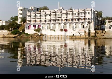 Hotel am Lake Pichola, Udaipur, Rajasthan, Indien, Südasien Stockfoto