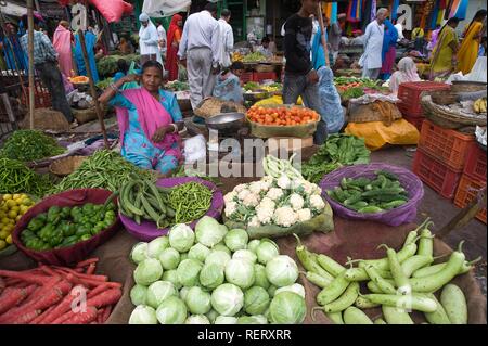Indische Frau verkaufen Gemüse, Udaipur, Rajasthan, Indien, Südasien Stockfoto
