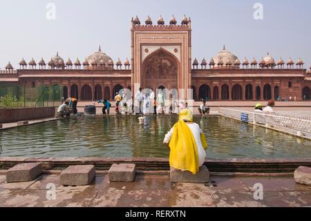 Jama Masjid Moschee, indische Pilger, die rituelle Waschung im Innenhof, UNESCO-Weltkulturerbe, Fatehpur Sikri Stockfoto