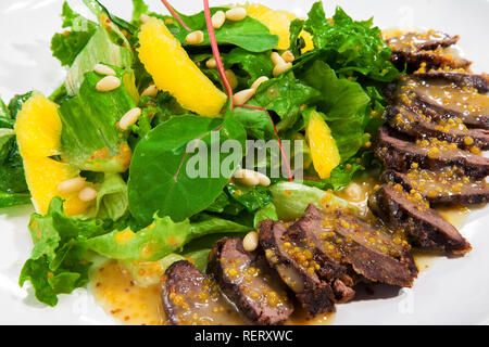 Rinderfilet mit salat, Mangold, Salat, orange Filet und Pinienkernen mit Orangen- senfsauce. Close-up Stockfoto