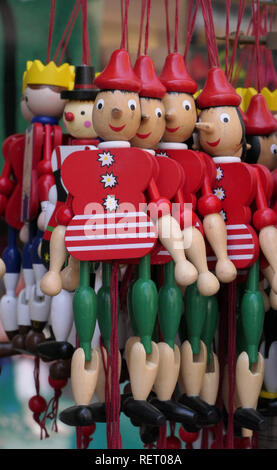 Holz Pinocchio (aka Jumping Jack) Spielzeug Figuren hängen von Streichern auf einem Display Rack in einem Europäischen Shop. Stockfoto
