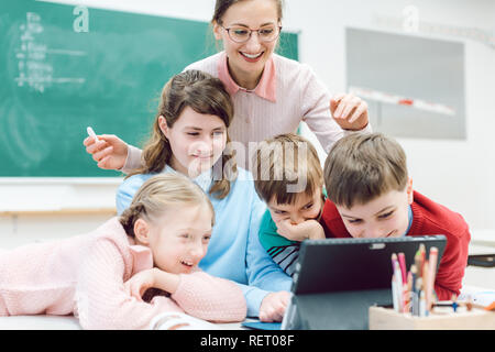 Lehrer und Schüler, die die Medien und Technologie im Klassenzimmer Stockfoto