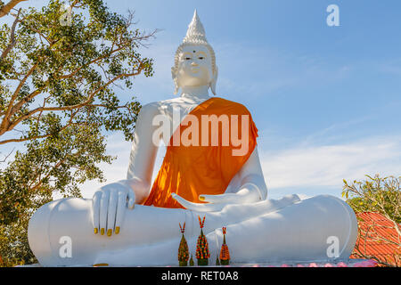 Weiße Statue des Buddha im Lotussitz sitzen, mit einem orangefarbenen Kap Laos Luang Prabang Stockfoto