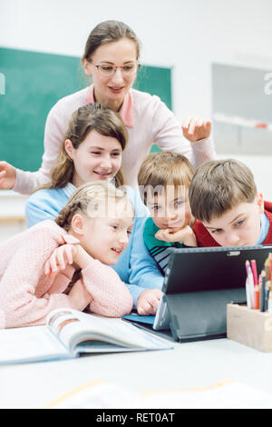 Lehrer und Schüler, die die Medien und Technologie im Klassenzimmer Stockfoto