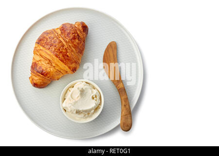 Mit frischen Croissants und Rahm Käse Platte auf Weiß Stockfoto