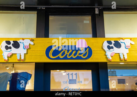 Banff, Alberta Kanada - Januar 19, 2019: Außenansicht der Kühe Eis an der Banff Avenue, ein beliebtes Dessert Shop in den kanadischen Rockies Stockfoto