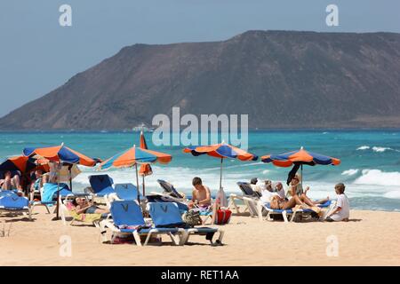 Urlauber am Strand, Playa de los Matos, in der Nähe von Corralejo im Norden der Insel Fuerteventura, Kanarische Inseln Stockfoto