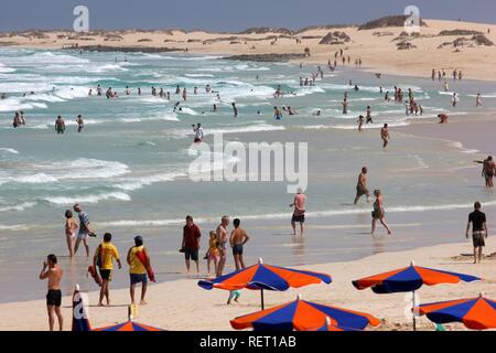 Strand mit Dünen und Urlauber, Grandes Playas, in der Nähe von Corralejo im Norden der Insel Fuerteventura Stockfoto