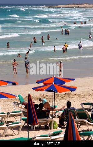 Strand mit Dünen und Urlauber, Grandes Playas, in der Nähe von Corralejo im Norden der Insel Fuerteventura Stockfoto