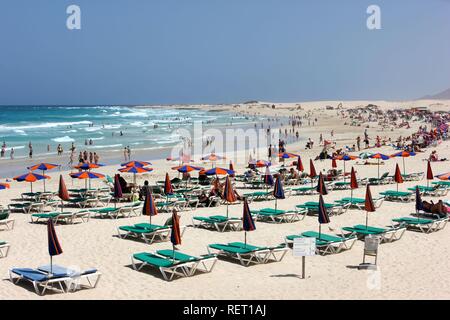 Strand mit Dünen und Urlauber, Grandes Playas, in der Nähe von Corralejo im Norden der Insel Fuerteventura Stockfoto