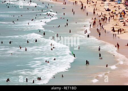 Strand mit Dünen und Urlauber, Grandes Playas, in der Nähe von Corralejo im Norden der Insel Fuerteventura Stockfoto