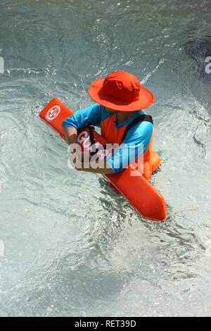 Guard in der Aqauventure Wasser Fun Park, im Hotel Atlantis The Palm, Dubai, Vereinigte Arabische Emirate, Naher Osten Stockfoto