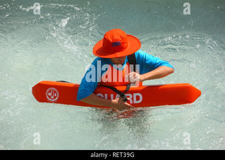 Guard in der Aqauventure Wasser Fun Park, im Hotel Atlantis The Palm, Dubai, Vereinigte Arabische Emirate, Naher Osten Stockfoto