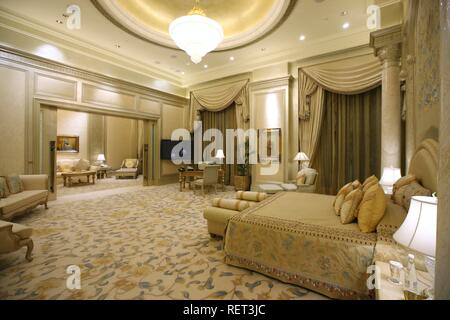 Schlafzimmer in einer der 7 Suiten Lineal, Emirates Palace Hotel, Kempinski Gruppe, Abu Dhabi, Vereinigte Arabische Emirate, Naher Osten Stockfoto