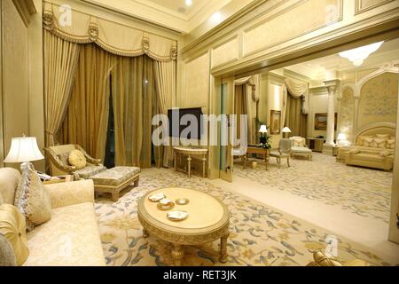 Schlafzimmer in einer der 7 Suiten Lineal, Emirates Palace Hotel, Kempinski Gruppe, Abu Dhabi, Vereinigte Arabische Emirate, Naher Osten Stockfoto