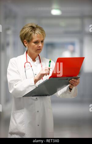 Ärztin in einem Krankenhaus Flur Stockfoto
