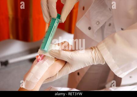 Arzt eine Blutprobe eines Patienten in einem Krankenhaus Stockfoto