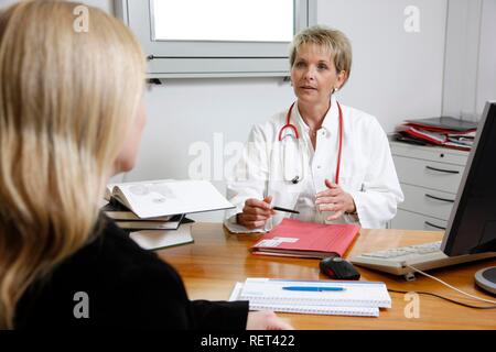 Eine Ärztin im Gespräch mit Patienten in einem Krankenhaus Arzt Stockfoto