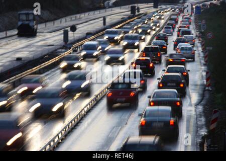 Rush Hour auf der Autobahn A40, in der Nähe von Bochum, Nordrhein-Westfalen Stockfoto