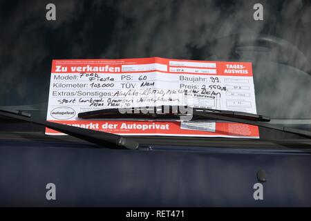 Vertrieb Informationen über ein gebrauchtes Auto, ein eigenes wöchentlich Auto Mart, Essen-Bergeborbeck, Nordrhein-Westfalen Stockfoto