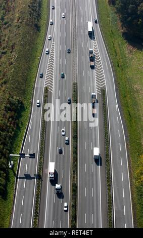 Fahrspuren der Autobahn A1, Ausfahrt Muenster-Nord, on- und off-Rampen, Nordrhein-Westfalen Stockfoto