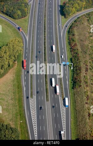 Fahrspuren der Autobahn A1, Ausfahrt Muenster-Nord, on- und off-Rampen, Nordrhein-Westfalen Stockfoto