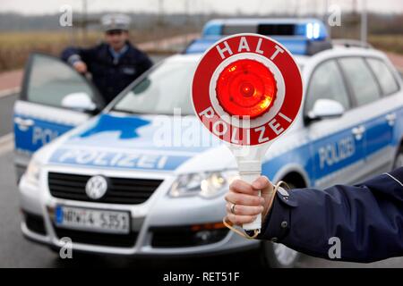 Polizei stoppt Zeichen zum Anhalten Autos, Düsseldorf, Nordrhein-Westfalen Stockfoto