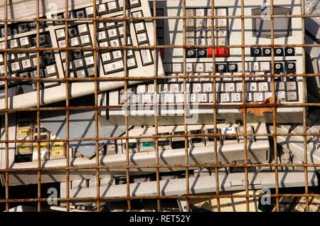 Elektroschrott, gebrauchte Computer Teile sortiert, Tastaturen, an einem Recyclinghof, Deutschland Stockfoto