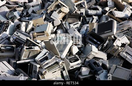 Elektroschrott, sortiert verwendet Computerteile und Drucker, an einem Recyclinghof, Deutschland Stockfoto