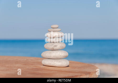 Mehrere Zen Stones Stress auf unscharfen Meer und Strand ausgeglichen Stockfoto