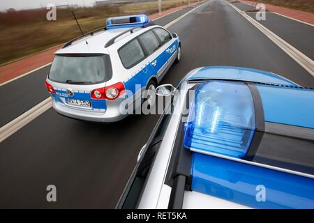 Deutsche Polizei Autos, blauen Design, in Aktion mit blinkenden Sirenen Stockfoto