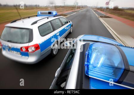 Deutsche Polizei Autos, blauen Design, in Aktion mit blinkenden Sirenen Stockfoto
