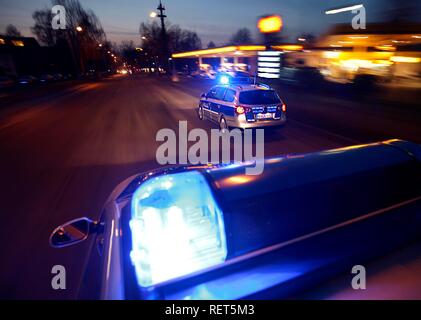 Deutsche Polizei Autos, blauen Design, in Aktion mit blinkenden Sirenen Stockfoto