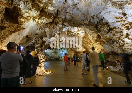Touristen in Lipa Höhle, Lipska pecina, Cetinje, Montenegro Stockfoto