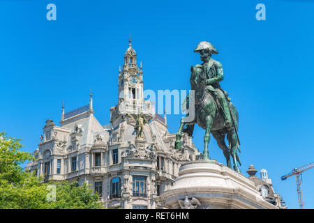 König Pedro IV equestrian Bronzestatue an der Praça da Liberdade in der Altstadt. Stockfoto