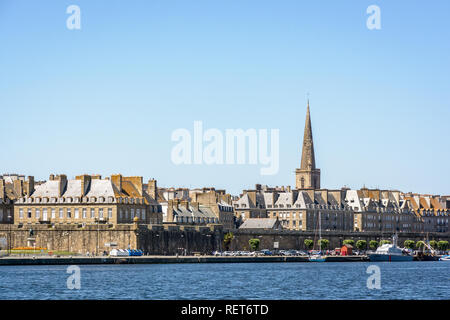 Die ummauerte Stadt Saint-Malo in der Bretagne, Frankreich, mit dem Turm der Kathedrale Saint-Vincent heraus über dem Gebäude an einem sonnigen Tag. Stockfoto