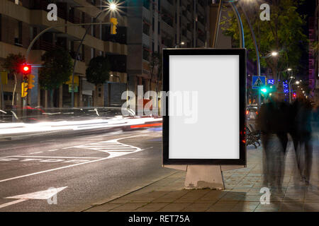 Leere Anzeige Reklametafeln, mit unscharfen Ampel in der Nacht Stockfoto