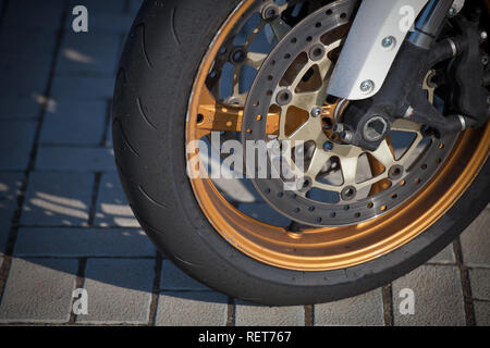 Vorderrad und Antrieb einer racing Motorrad. Motorrad Sport. FIM Road Racing. Stockfoto