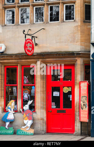 In hellen roten Lackierung, Alice's Shop auf St Aldate's und gegenüber Christ Church College der Universität Oxford, England. Stockfoto