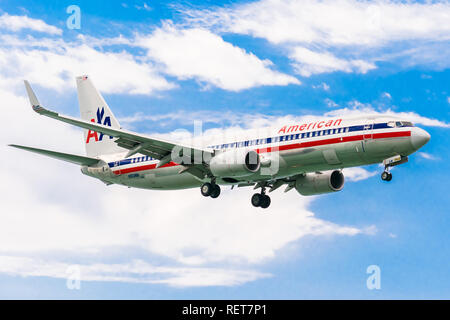 Montego Bay, Jamaika - 19. Februar 2017: American Airlines Flugzeuge Vorbereitung an der Sangster International Airport (Mbj) in Montego Bay zu landen Stockfoto