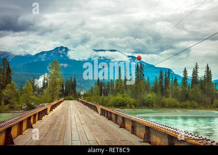 Brücke über den Kicking Horse River Golden British Columbia Kanada Stockfoto