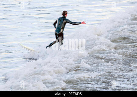 Surfer auf dem Surfbrett in der Mitte des Meeres Wellen Stockfoto