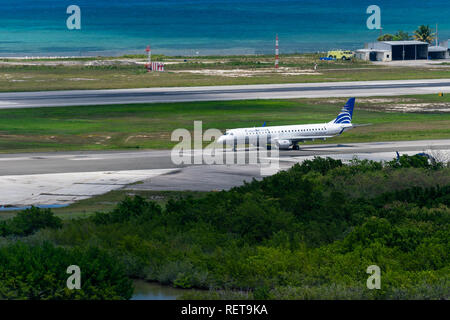 Montego Bay, Jamaika - 27. März 2015: Copa Airlines Flugzeug auf der Landebahn am Sangster International Airport (Mbj) Vorbereitung zur Abreise Stockfoto